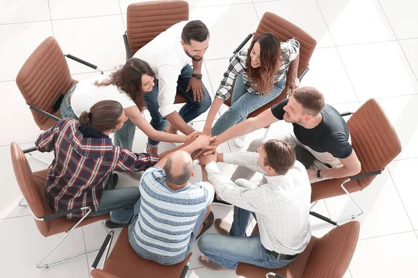 Vista desde la parte superior. equipo de negocios muestra su unidad . — Foto de Stock