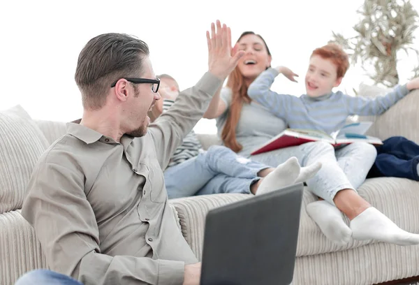 Lycklig familj ger hög fem i deras vardagsrum — Stockfoto