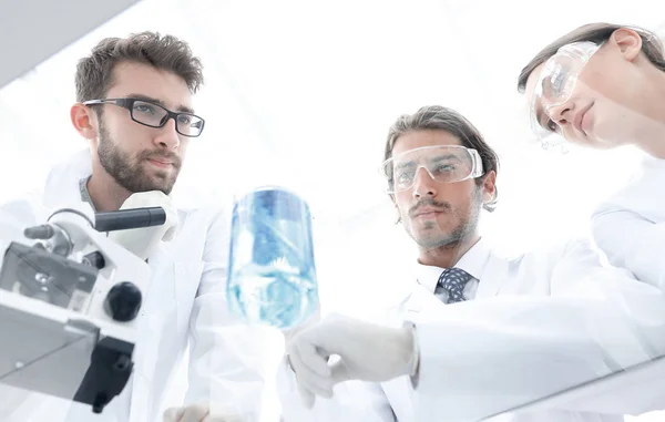 Groep van wetenschappers bezig met een experiment in het laboratorium — Stockfoto