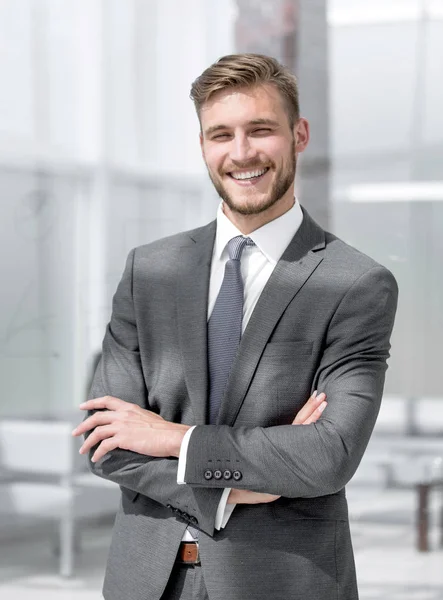 Fröhlicher Geschäftsmann Mit Verschränkten Armen Der Die Kamera Blickt — Stockfoto