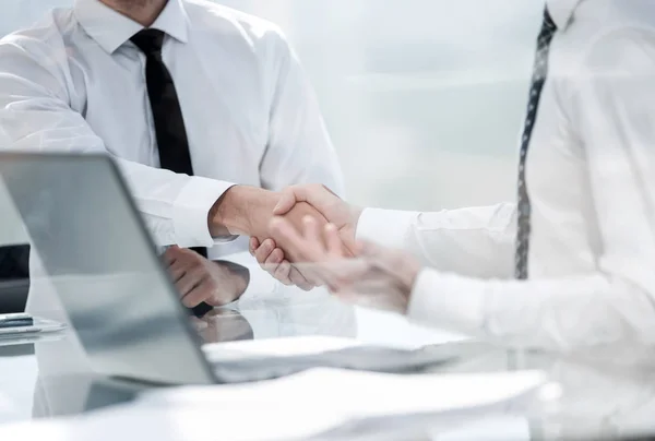 Stäng up.handshake affärsmän vid skrivbordet — Stockfoto