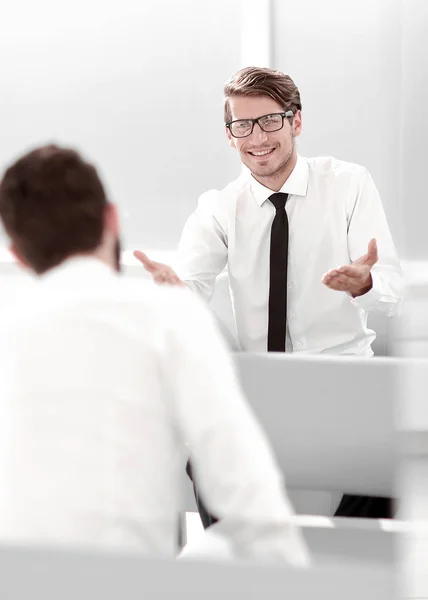 Усміхнений бізнесмен розмовляє з діловим партнером — стокове фото