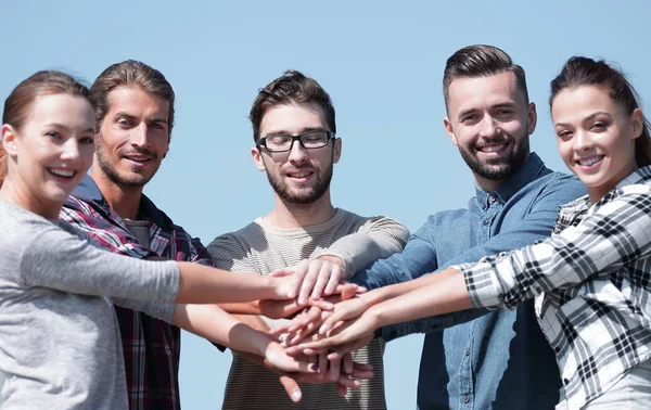 Equipe de jovens mostra sua unidade . — Fotografia de Stock