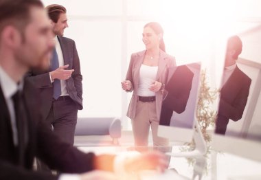 bir modern bankacılık ofis çalışanı