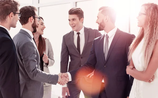 I dipendenti si salutano con una stretta di mano — Foto Stock