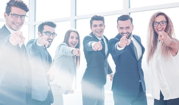 Heureuse équipe d'affaires debout dans le bureau et vous pointant du doigt — Photo