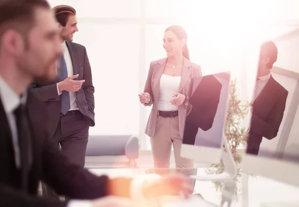 Anställda i en modern bank-kontor — Stockfoto