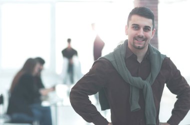 Kendine güvenen genç adam ofis arka planda.