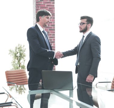 ofis koridorunda duran el sıkışan işadamları