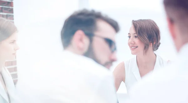 Rückblick.Geschäftskollegen sitzen am Schreibtisch — Stockfoto