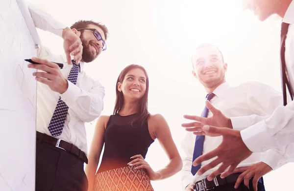 Wirtschaftsteam diskutiert eine neue Präsentation — Stockfoto