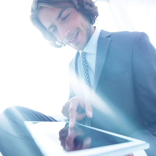 Porträtt av framgångsrik affärsman arbetar på tablet PC. — Stockfoto