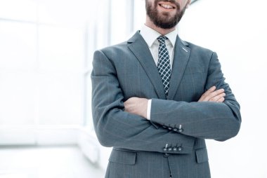 parlak bir ofiste ayakta up.confident işadamı kapatmak