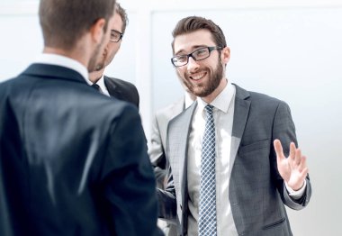 Arkadaşlarınıza fikirlerini açıklayan işadamı