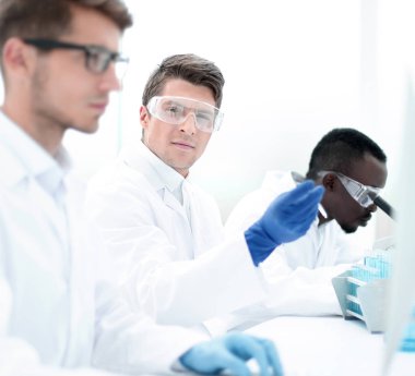 Bir grup bilim adamı yeni başarıları tartışıyor.