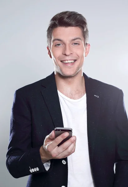 Veselý mladík s úsměvem při pohledu na smartphone — Stock fotografie