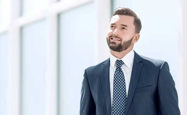 Soñando hombre de negocios de pie en una oficina brillante . —  Fotos de Stock