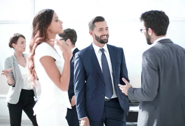 Affärskollegor pratar när de sitter på kontoret — Stockfoto