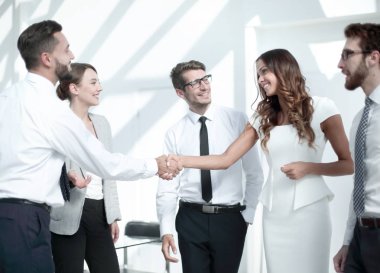 bir işadamı ve bir genç iş kadını arasında karşılıklı