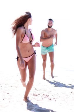 Mutlu eğlenceli plaj tatil iki araya havin gülüyor yürüyor