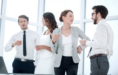 ofiste genç işçilerin konuşma