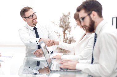 Yöneticisi sallayarak iş ortağı