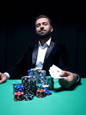 Kazanan ve elinde as tutan mutlu poker oyuncusu