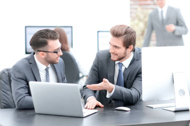 neşeli arkadaşları eğlenmek dizüstü bilgisayarlar ile masa başında oturan