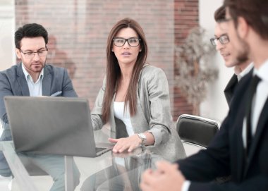 iş takım toplantı masasında