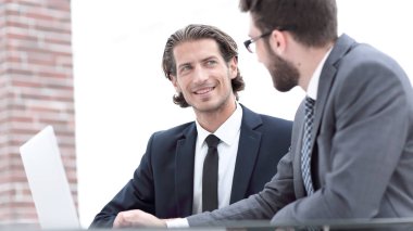 Office, bilgisayar başında arıyorum erkek Yöneticiler