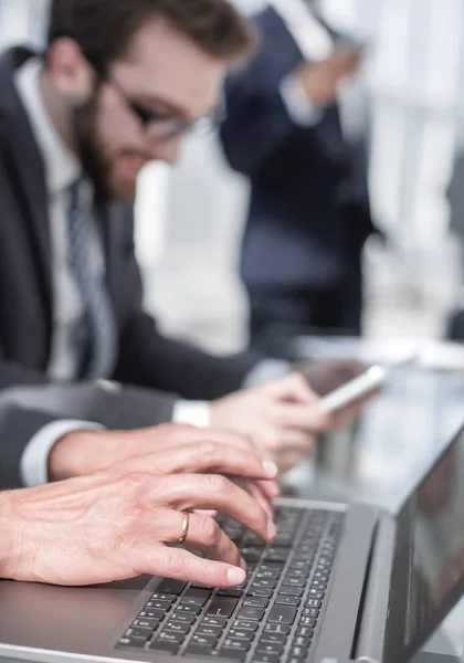 Close up.business equipe usando gadgets em um escritório moderno — Fotografia de Stock