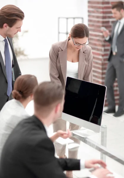 Affärsteam sitter på kontoret skrivbord — Stockfoto