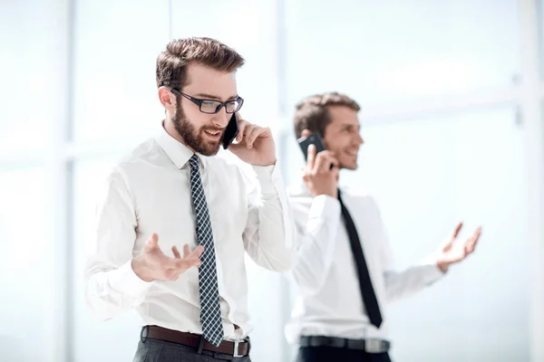 Socios comerciales que se comunican con teléfonos inteligentes —  Fotos de Stock