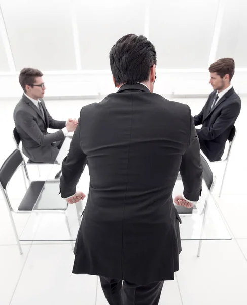 Bakre view.businessman stående i konferensrummet — Stockfoto