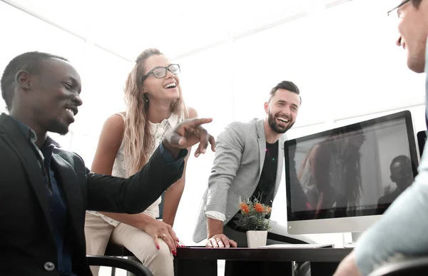 Equipo de negocios divertido en el lugar de trabajo — Foto de Stock