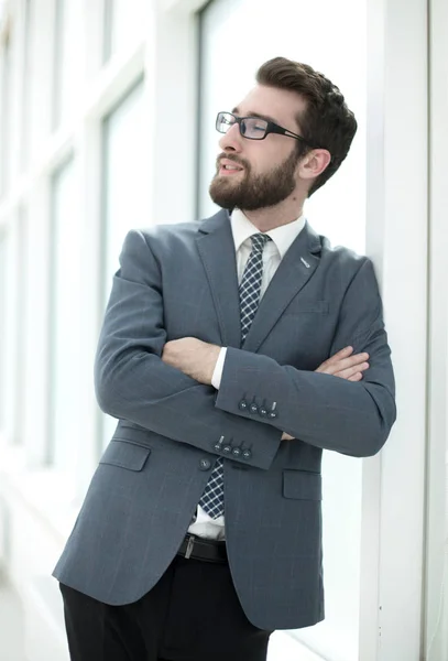 Close up.young hombre de negocios de pie en la oficina — Foto de Stock