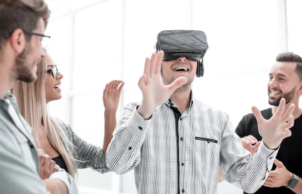 Hombre con gafas VR en la oficina — Foto de Stock