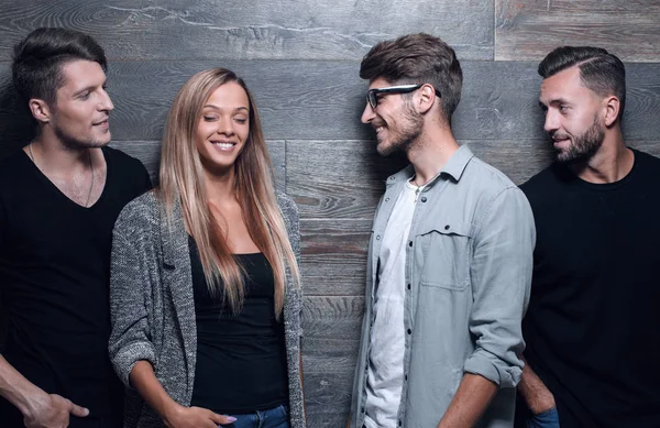 Grupo de moda de pie posando cerca de pared gris — Foto de Stock