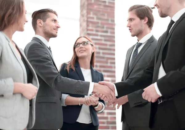 Gruppo di persone che chattano in ufficio — Foto Stock