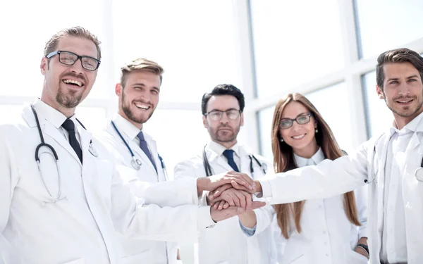 Grupo Médicos Com Mãos Dobradas Juntos Conceito Saúde — Fotografia de Stock