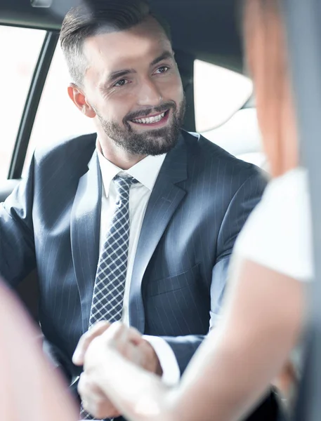 Een vrouw werkt met een aantrekkelijke glimlach in de auto — Stockfoto