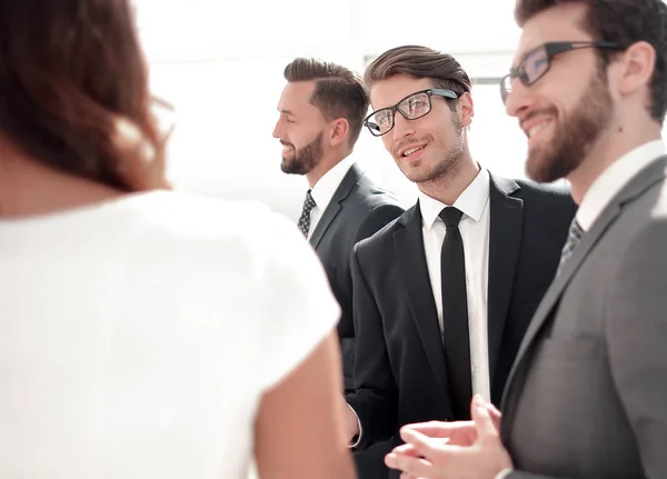 Equipo close up.business de pie en el vestíbulo de la oficina — Foto de Stock