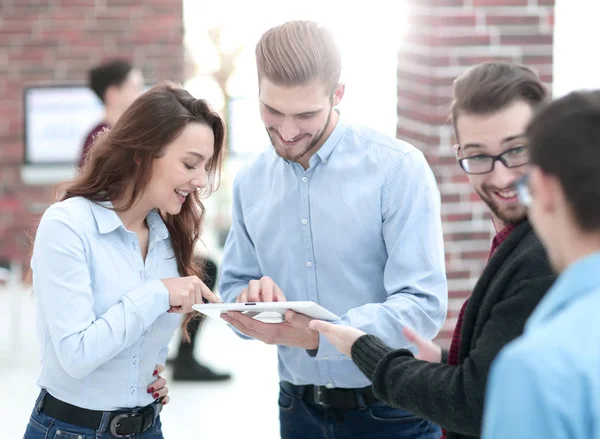 Glada företagare använder gadget, pratar och ler whi — Stockfoto