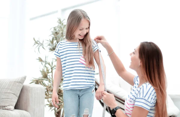 Atentos madre e hija hacer mediciones para ropa nueva — Foto de Stock