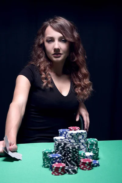 Krásná žena s kartami poker — Stock fotografie