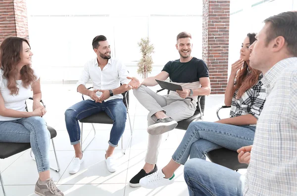 Equipe de negócios discutindo ideias — Fotografia de Stock