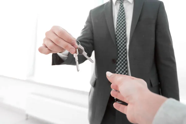 Агент по недвижимости дает ключи от дома человеку — стоковое фото