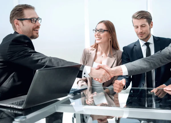 Handdruk voor zakenmensen — Stockfoto