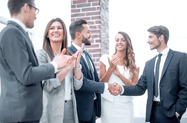 Feliz equipo de negocios aplaude a nuevos socios comerciales — Foto de Stock