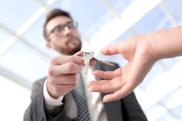 Cropped image of estate agent giving house keys to man in office — Stock Photo, Image